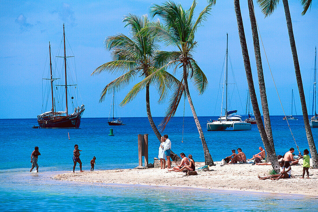 Menschen am Strand im Sonnenlicht, Marigot Bay, St. Lucia, Karibik, Amerika