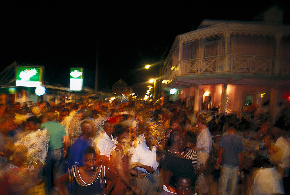 Tanzende Menschenmenge, Dorfstraße, Gros Islet St. Lucia