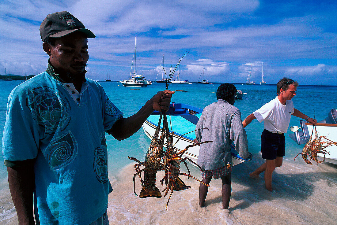 Fischer verkauft Hummer, Britania Bay, Insel Mustique St. Vincent, Grenadinen