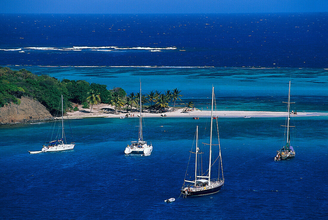 Segelboote ankern in einer Bucht am Horseshoe Reef, Tobago Cays, St. Vincent, Grenadinen, Karibik, Amerika