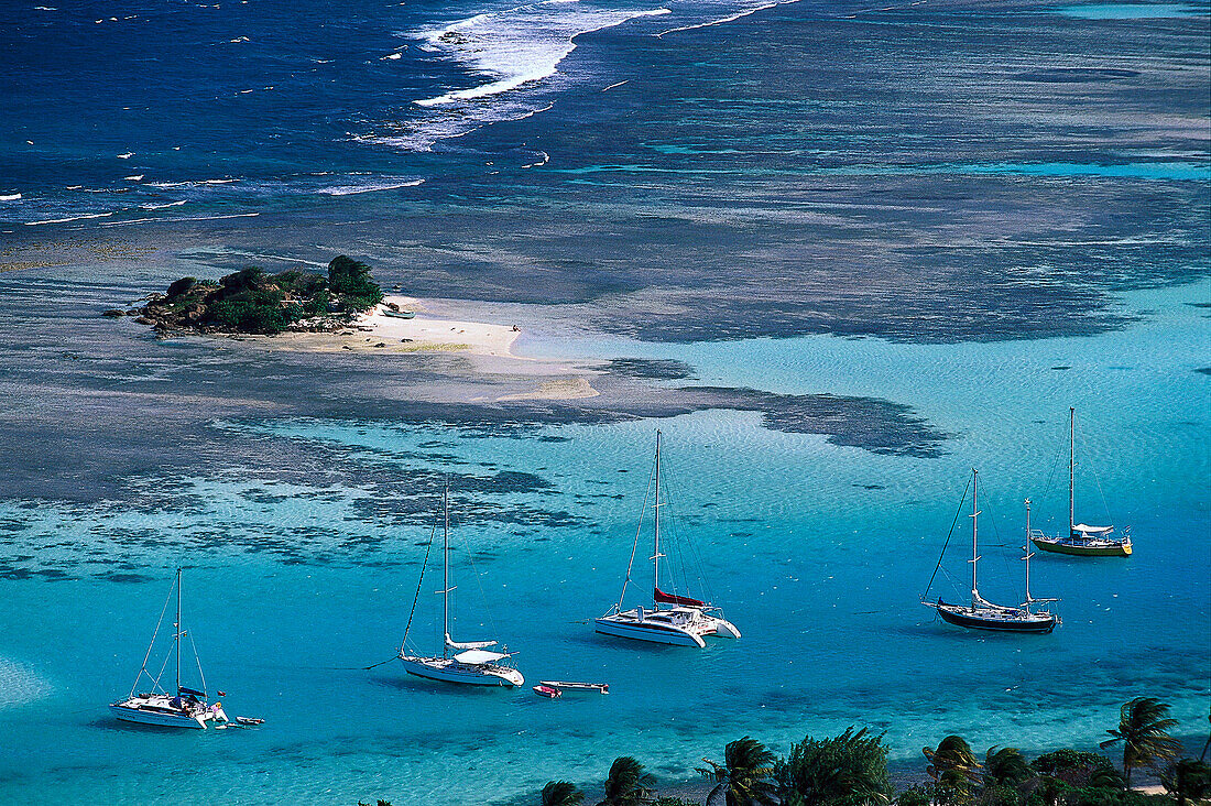 Luftaufnahme von Segelbooten vor einer unbewohnten Insel, St. Vincent, Grenadinen, Karibik, Amerika