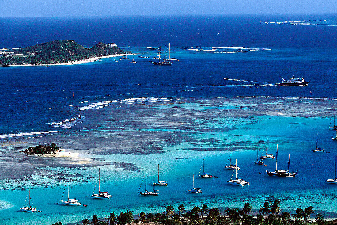 Luftaufnahme von Segelbooten vor Palm Island, St. Vincent, Grenadinen, Karibik, Amerika