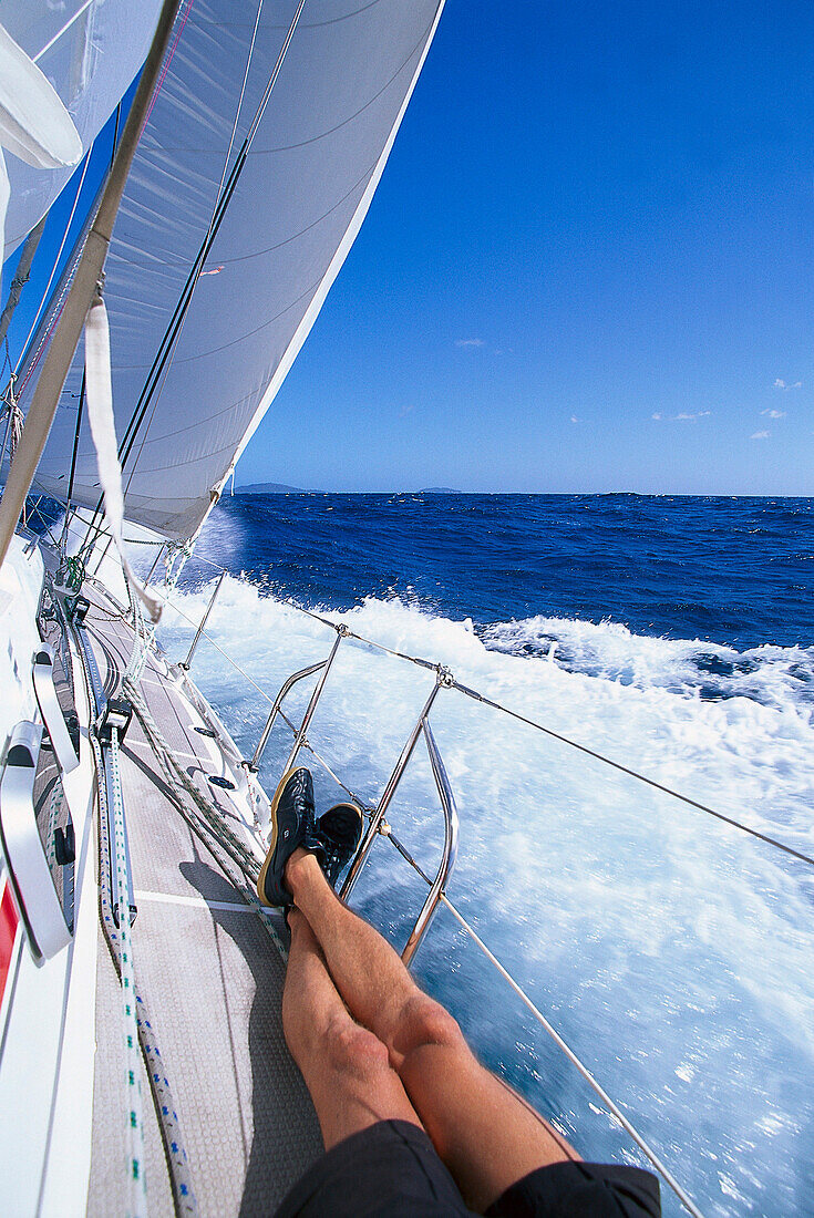 Segelboot in voller Fahrt unter blauem Himmel, St. Vincent, Grenadinen, Karibik, Amerika