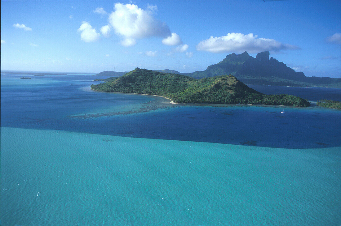 Lagune, Motu Toopua Insel, vorn, , vor Hauptinsel mit Berg Pahia 661m, Bora-Bora, Franzoesisch Polynesien