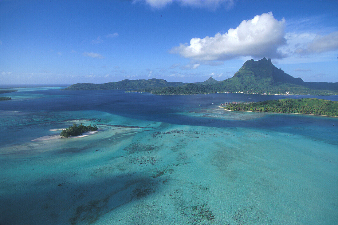 Motu Tapu Insel li., in der Lagune, Hauptinsel mit Berg Pahia 661m, Bora-Bora, Franzoesisch Polynesien