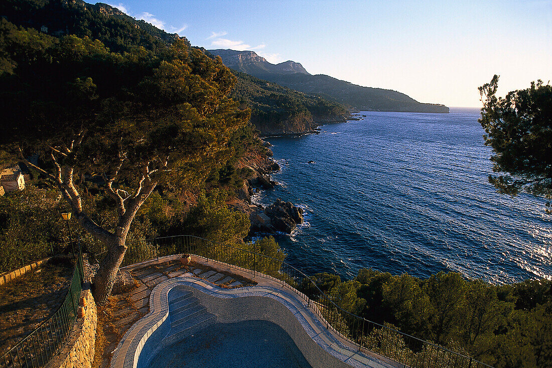 Blick über einen Pool auf Küstenlandschaft, Mallorca, Spanien, Europa
