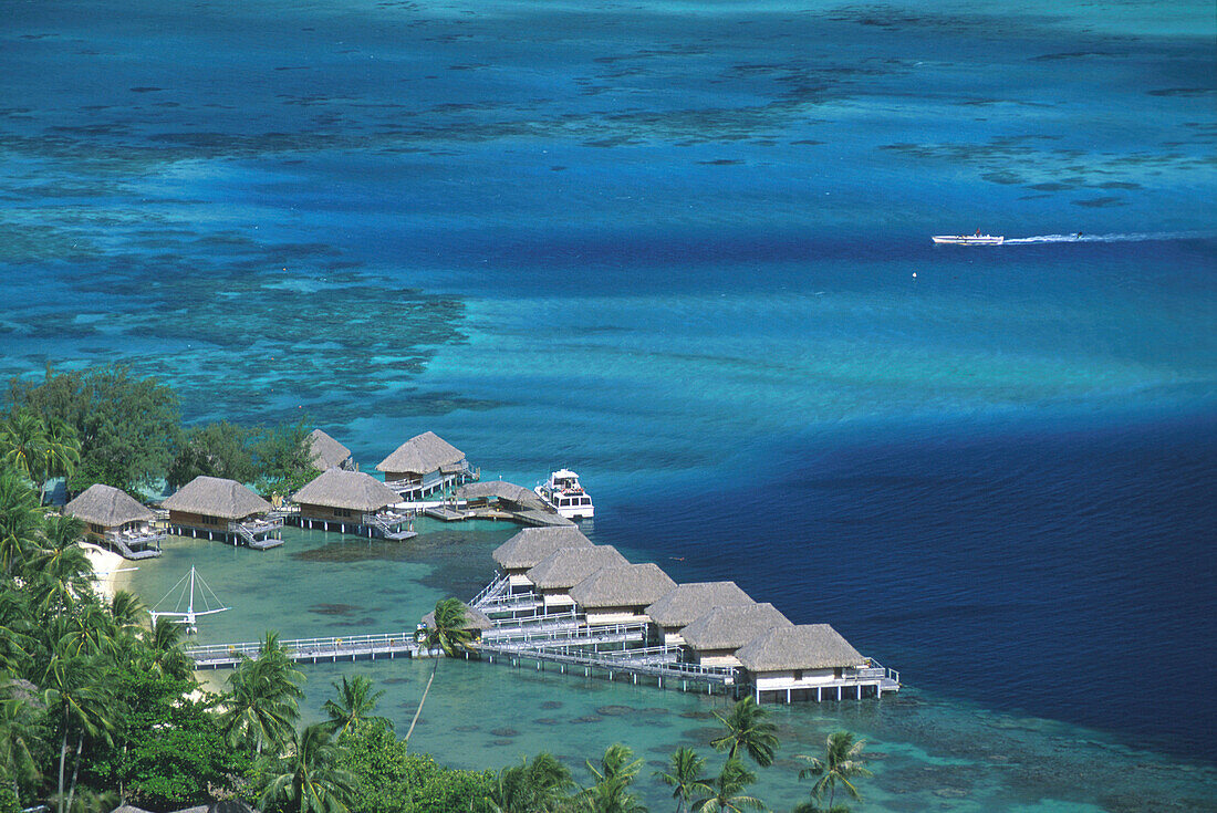 Blick auf die Bungalows des Hotels Bora Bora am Wasser, Bora Bora, Französisch Polynesien, Ozeanien
