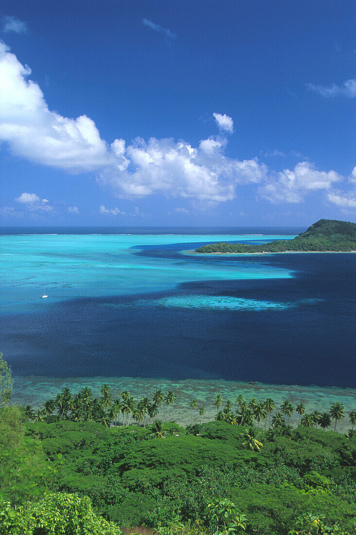 Blick auf Lagune, hinten Motu Toopua bei Matira, Bora-Bora, Französisch Polynesien