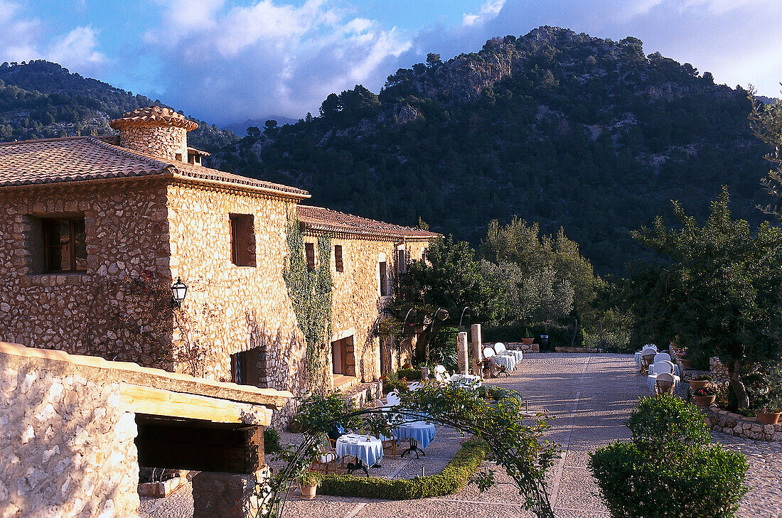 Blick auf die Terrasse der Finca Ets Abellons unter Wolkenhimmel, Tramuntura, Mallorca, Spanien, Europa