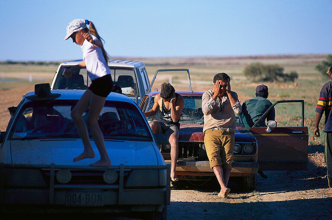 Wartende Boxer mit Kinder, Autopanne in Simpson Desert, Queensland, Australien