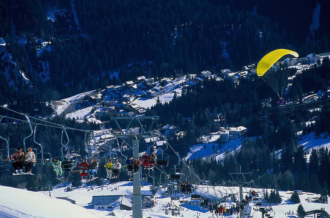 Paraglider beim Tandemflug, von Berg Kapall ueber St. Anton Arlberg, Tirol, Oesterreich