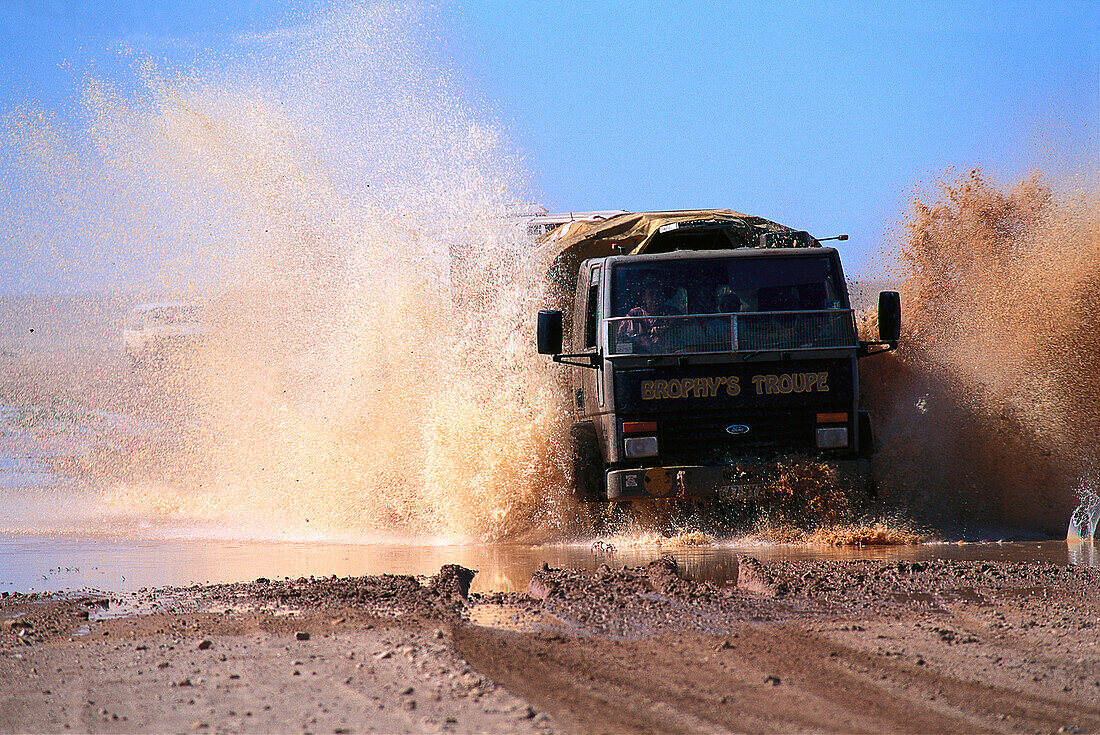 Lastwagen der Fred Brophy's Boxing Troupe in Wasserloch, Outback, Australien