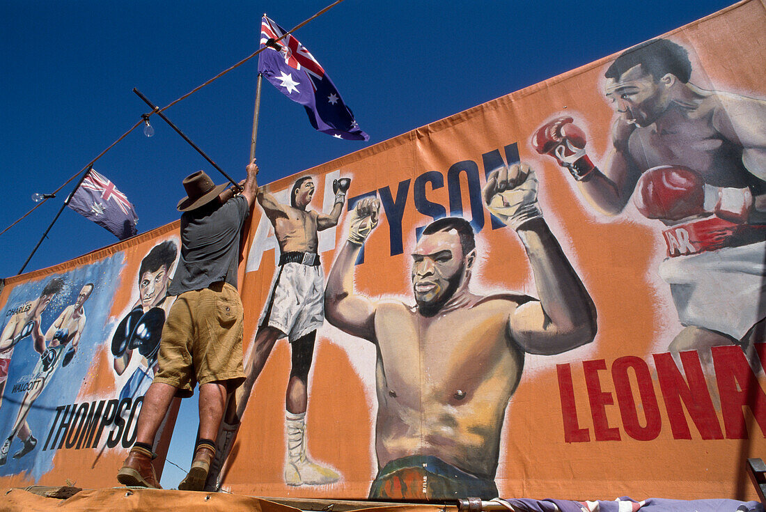 Fred baut Fassade des Boxzeltes auf, Fred Brophy's Boxing Troupe, Australien
