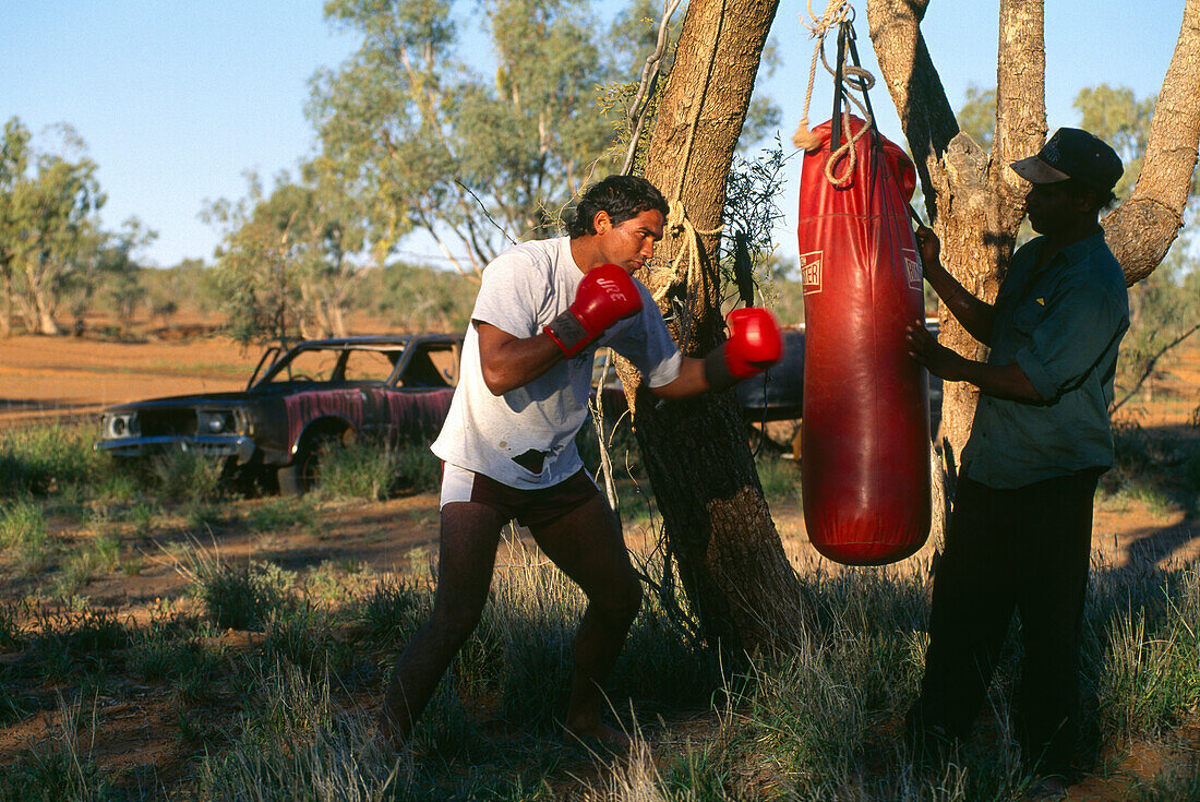 Denny und Paul am Sandsack, Fred Brophy's Boxing Troupe, Boulia, Simpson Desert, Australien