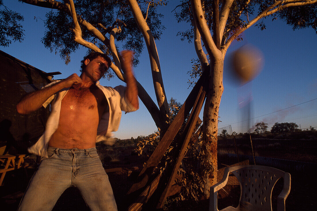 Trainer Glynn Johnston, Übungscamp, Fred Brophy's Boxing Troupe, Mt. Isa, Queensland, Australien