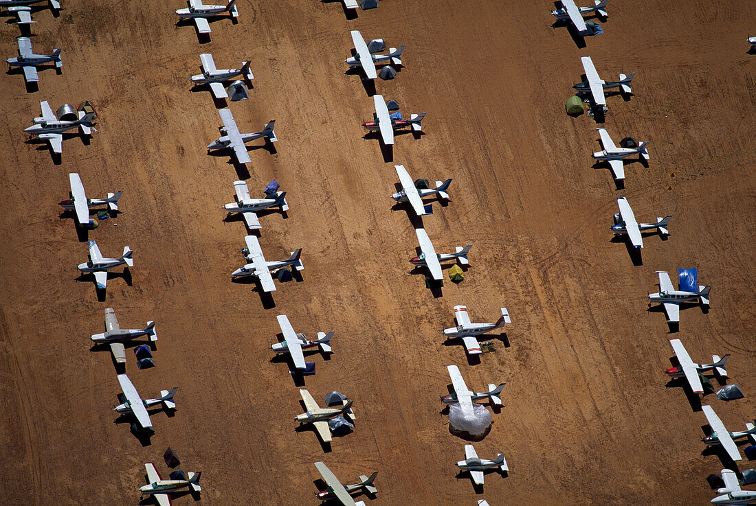 Luftaufnahme von Flugzeugen auf dem Birdsville Airport, Simpson Desert, Queensland, Australien