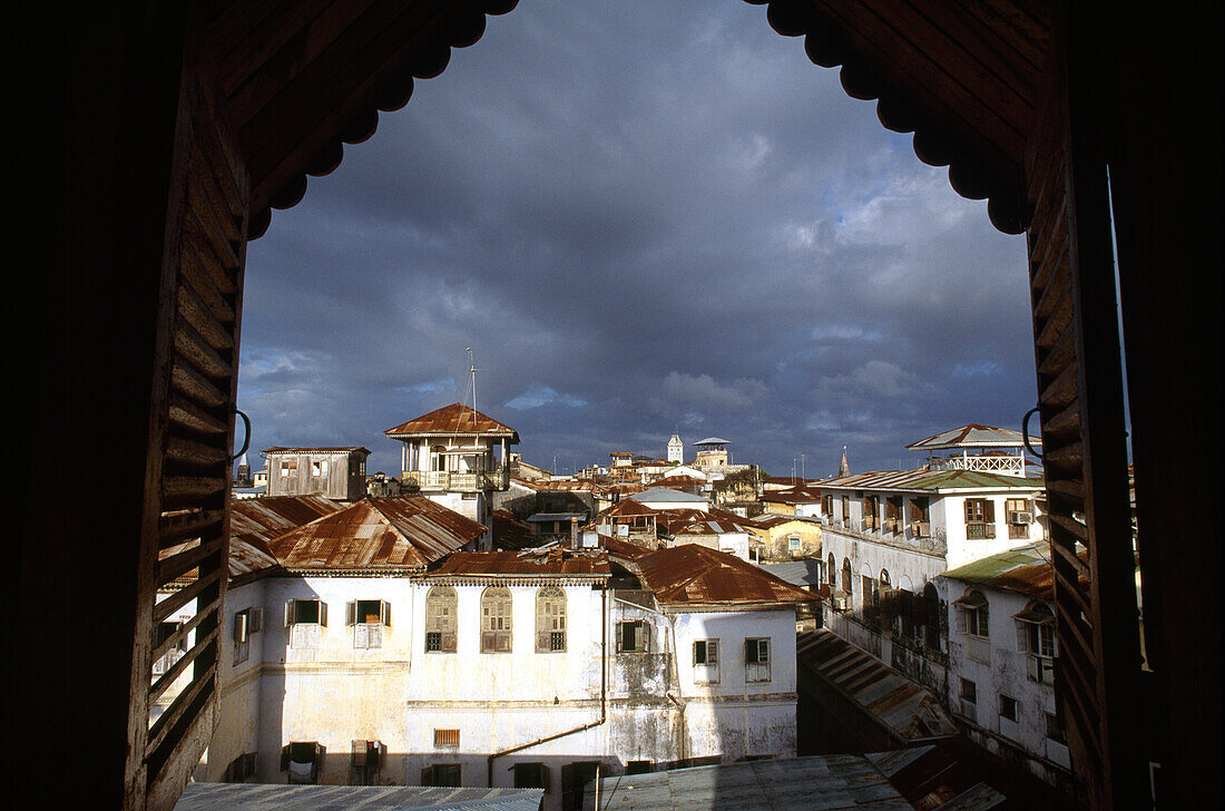 Blick auf die Altstadt unter dunklen Wolken, Stone Town, Sansibar, Tansania, Afrika