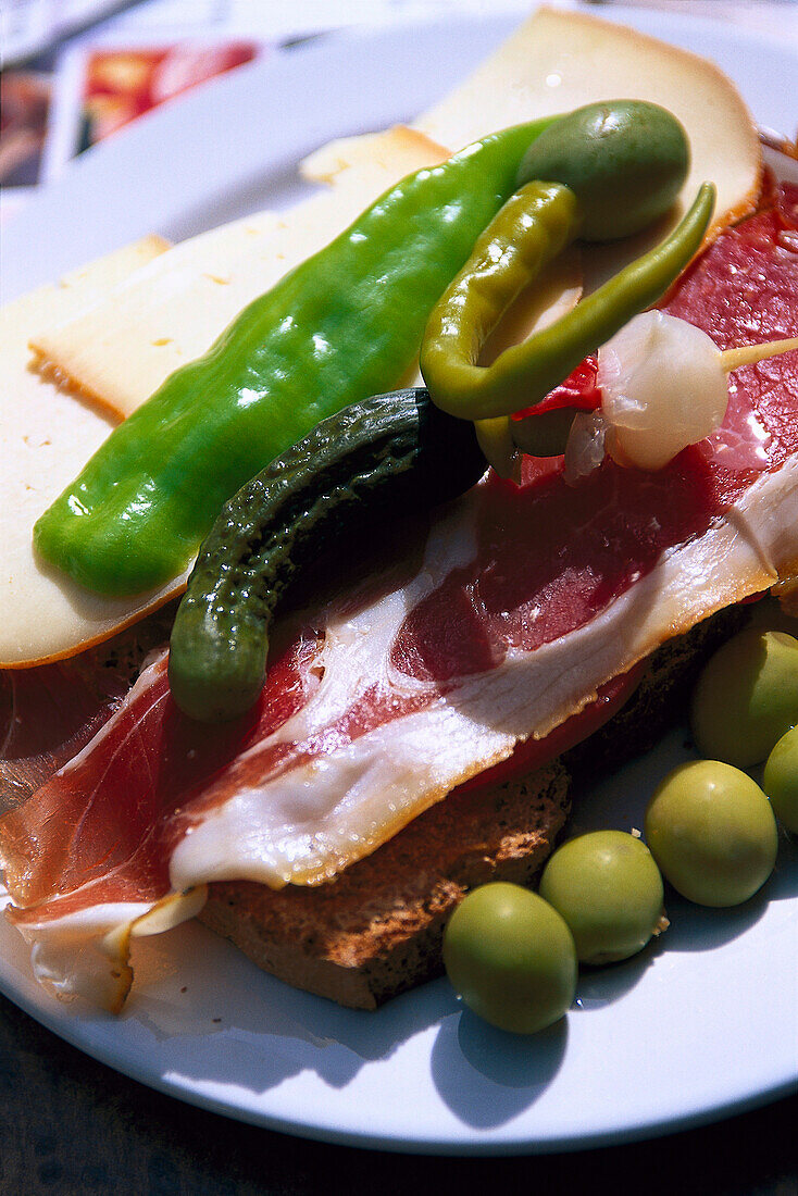 Brot mit Oelivenoel u. Serrano-, schinken, Food Mallorca, Spanien