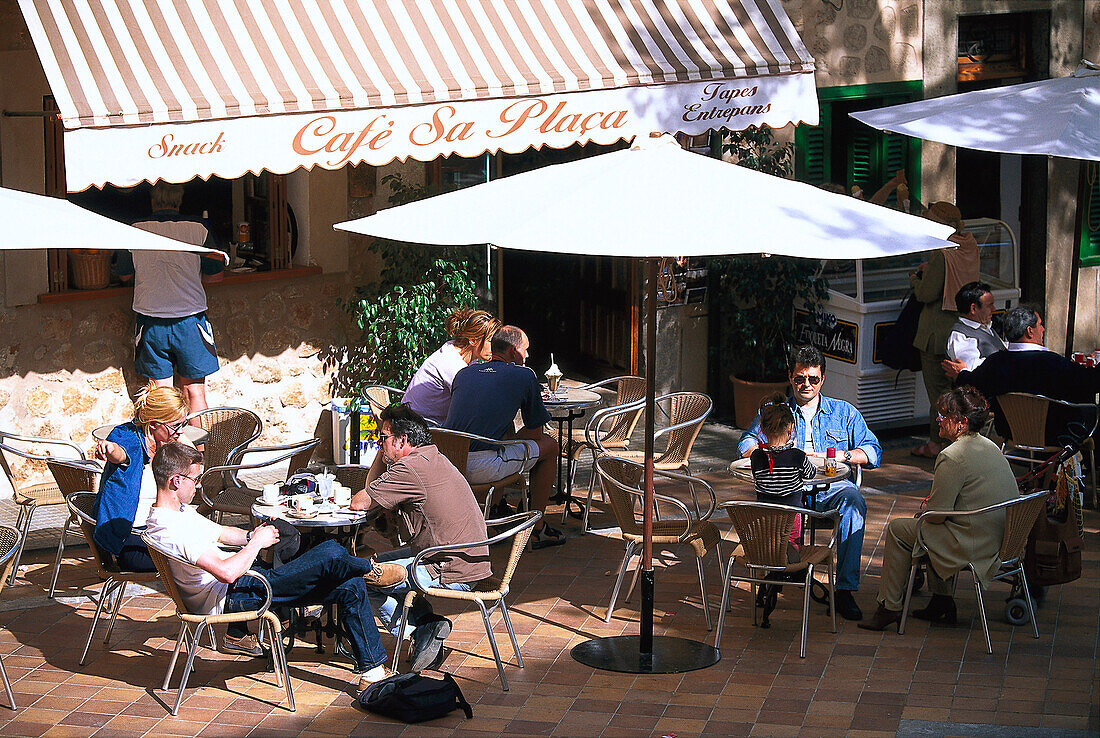 Cafe am Hauptplatz, Fornalutx, bei Soller Mallorca, Spanien