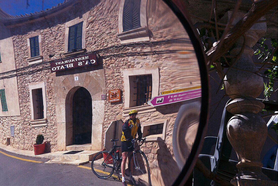 Radfahrer im Strassenspiegel, b. Puig de Randa Mallorca, Spanien