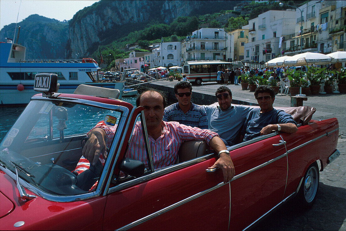 Taxifahrer mit Freunden, Capri, Kampanien Italien