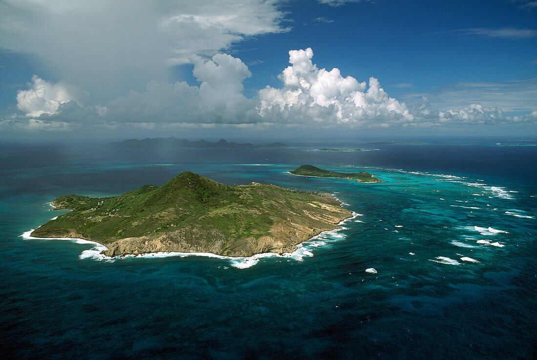 Luftaufnahme einer Insel unter malerischen Wolken, Petit Martinique, Nordinsel, Grenada, Karibik