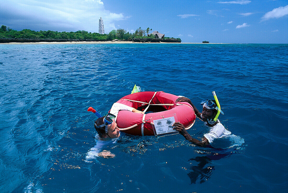 Snorkeling with ranger Omari, Natur Reservation Chumbe Island Sansibar, Tansania