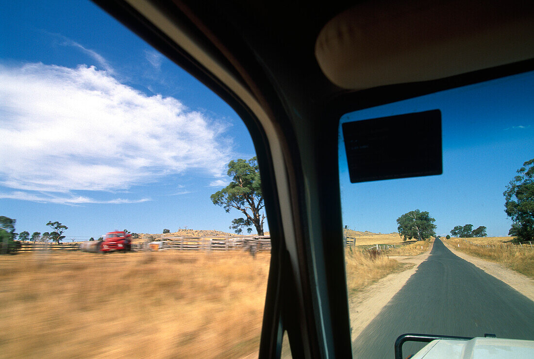 Blick aus einem Jeep auf Landschaft unter blauem Himmel, Pyrenees Highway, Avocao, Australien