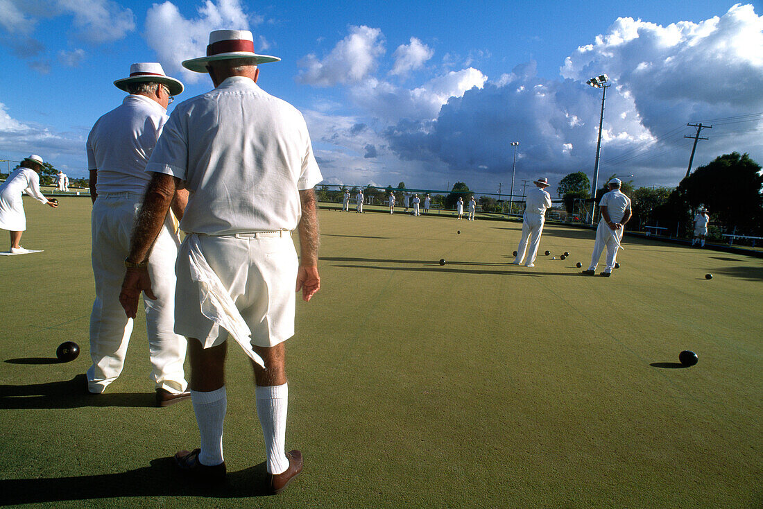 Menschen beim Bowling unter freiem Himmel, Brother´s Sport Club, Bundaberg, Queensland, Australien