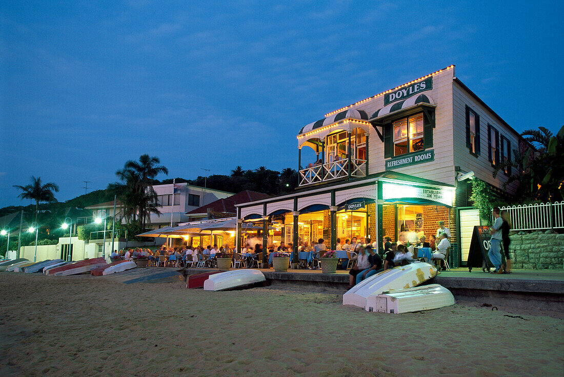 Menschen sitzen abends auf der Terrasse des Restaurants Doyles on the Beach, Watson Bay, Sydney, New South Wales, Australien
