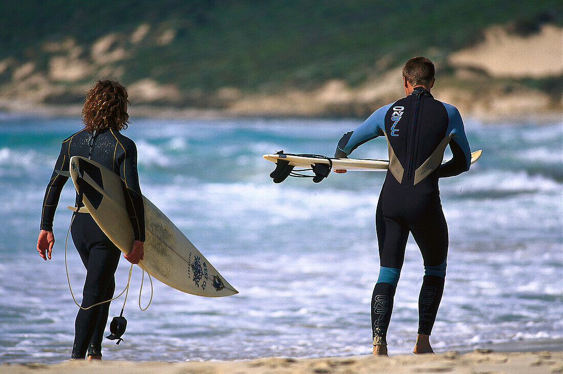 Surfer mit Surfbrettern am Strand, Smith' s Beach, Westaustralien, Australien