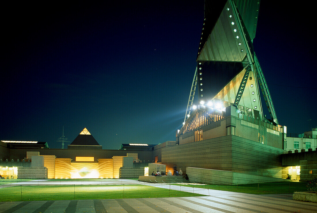 Der beleuchtete Turm des Museums für zeitgenössische Kunst, Art Tower Mito bei Nacht, Japan
