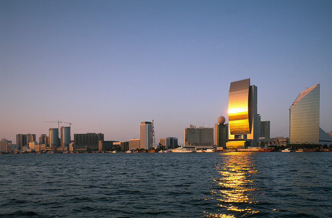 Die Skyline am Dubai Creek in der Abendsonne, Dubai, Vereinigte Arabische Emirate