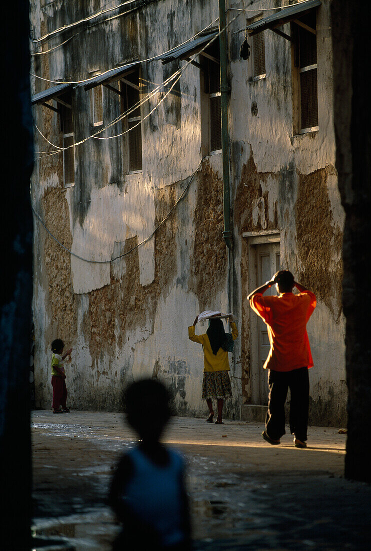 Menschen in einer schmalen Gasse in der Altstadt, Sansibar, Tansania, Afrika
