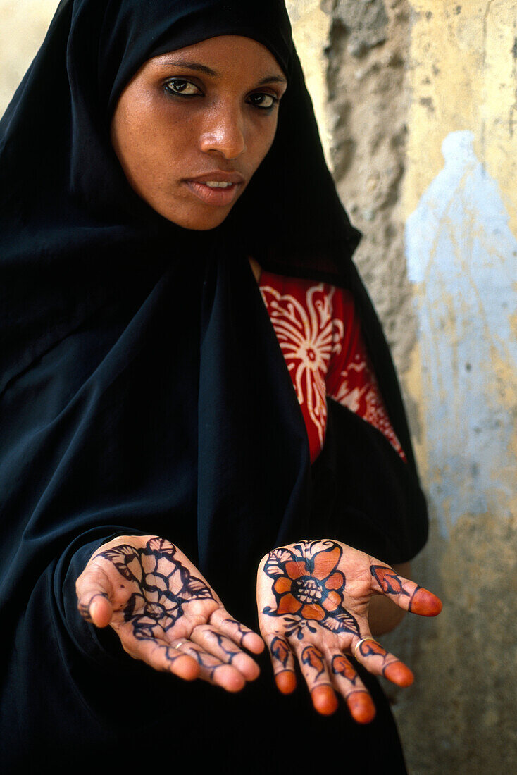 Portrait einer muslimischen Frau mit bemalten Händen, Sansibar, Tansania, Afrika