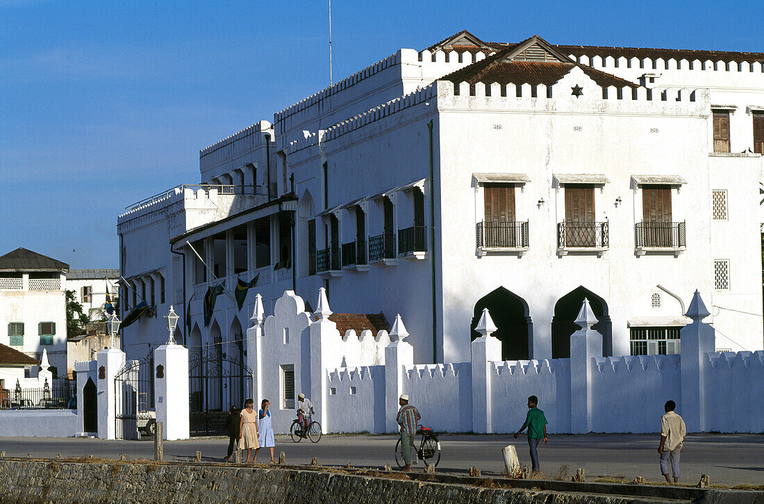 People in front of the former Sultan's palace, Zanzibar, Tanzania, Africa