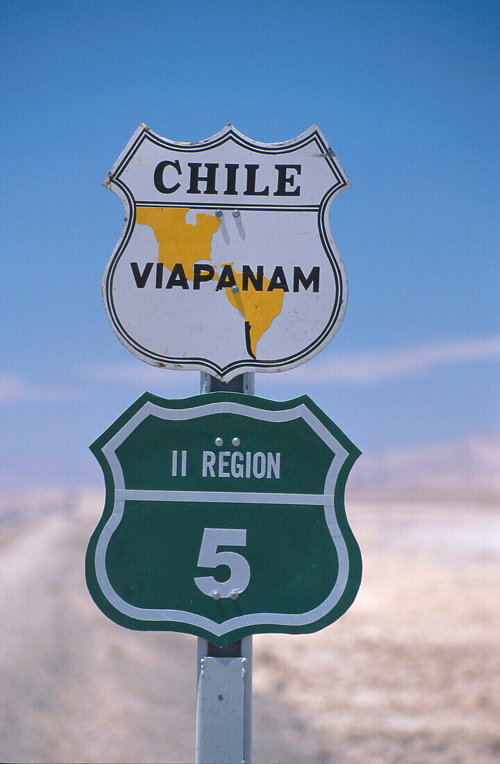 Strassenschild an einer Landstrasse im Sonnenlicht, Panamericana, Antofagasta, Chile, Südamerika, Amerika