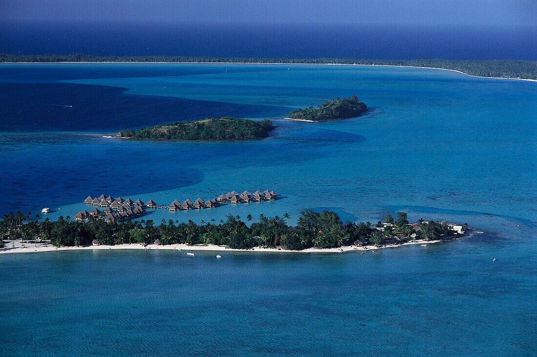 Blick auf Palmenstrand und die Wasserbungalows des Hotels Moana Beach, Bora Bora, Französisch Polynesien, Ozeanien