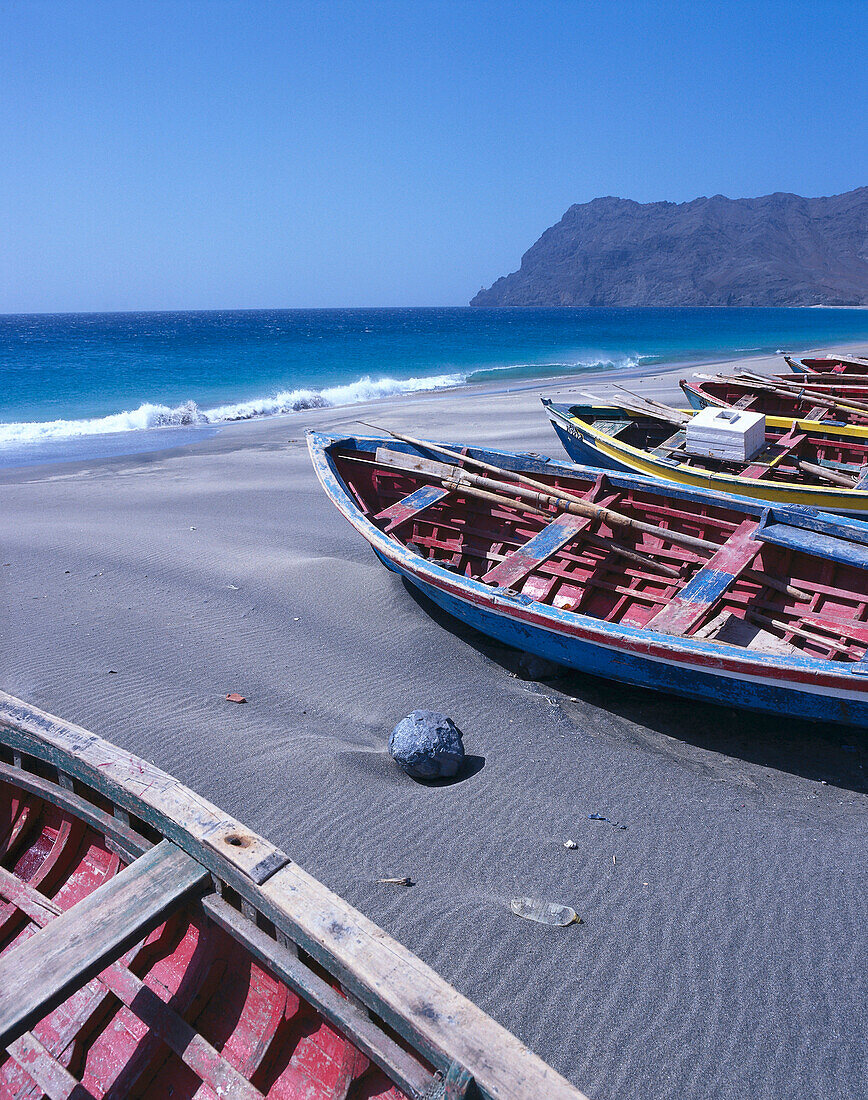 Fischerboote am Strand unter blauem Himmel, Baia de Sao Pedro, Sao Vicente, Kap Verde, Afrika