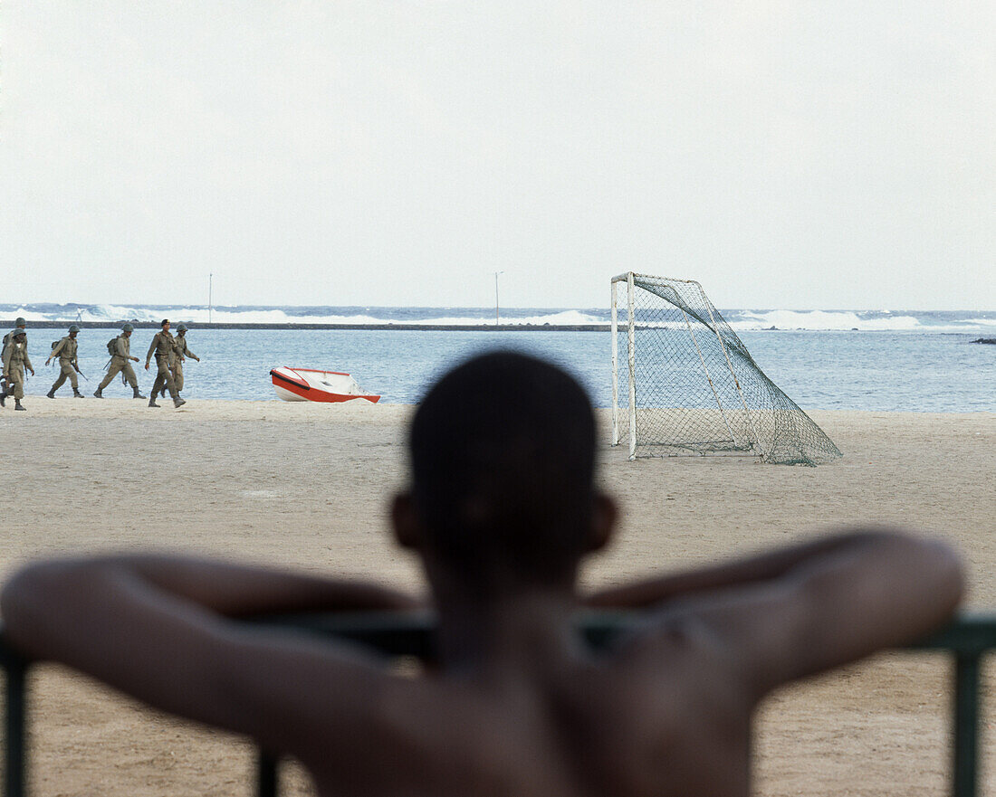 Manöver, Armee trainiert am Strand, Jugendlicher schaut zu, Baia da Gatas, Sao Vicente, Kapverden