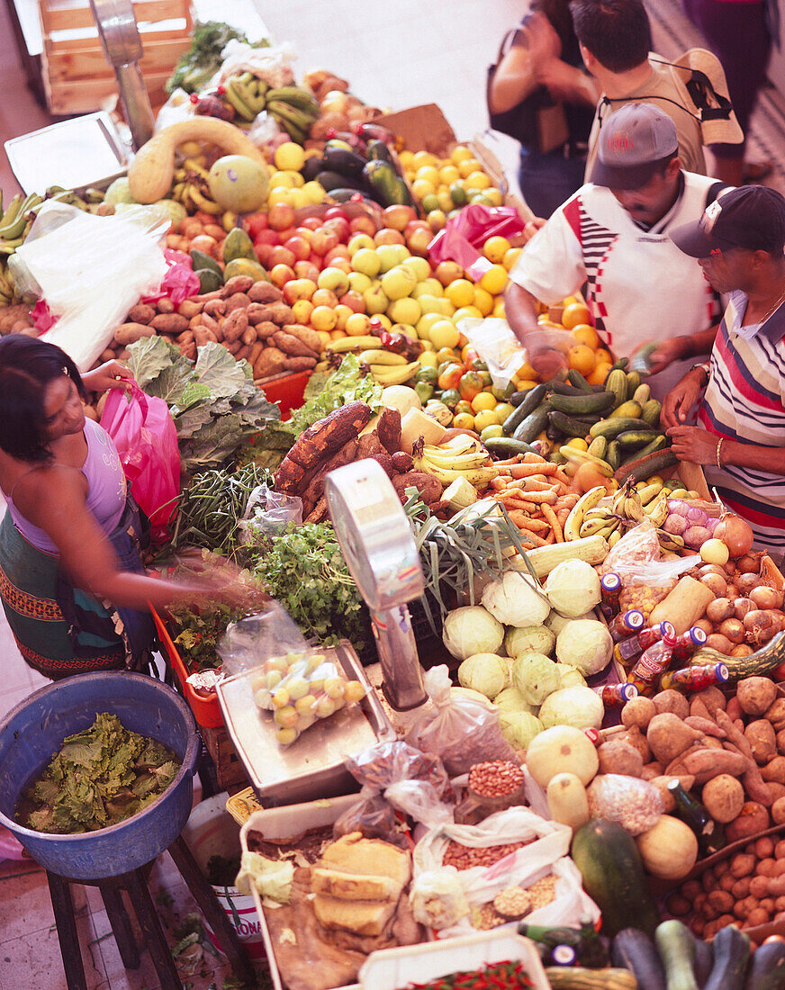 Menschen an einem Gemüsestand auf dem Markt, Sao Vicente, Kap Verde, Afrika