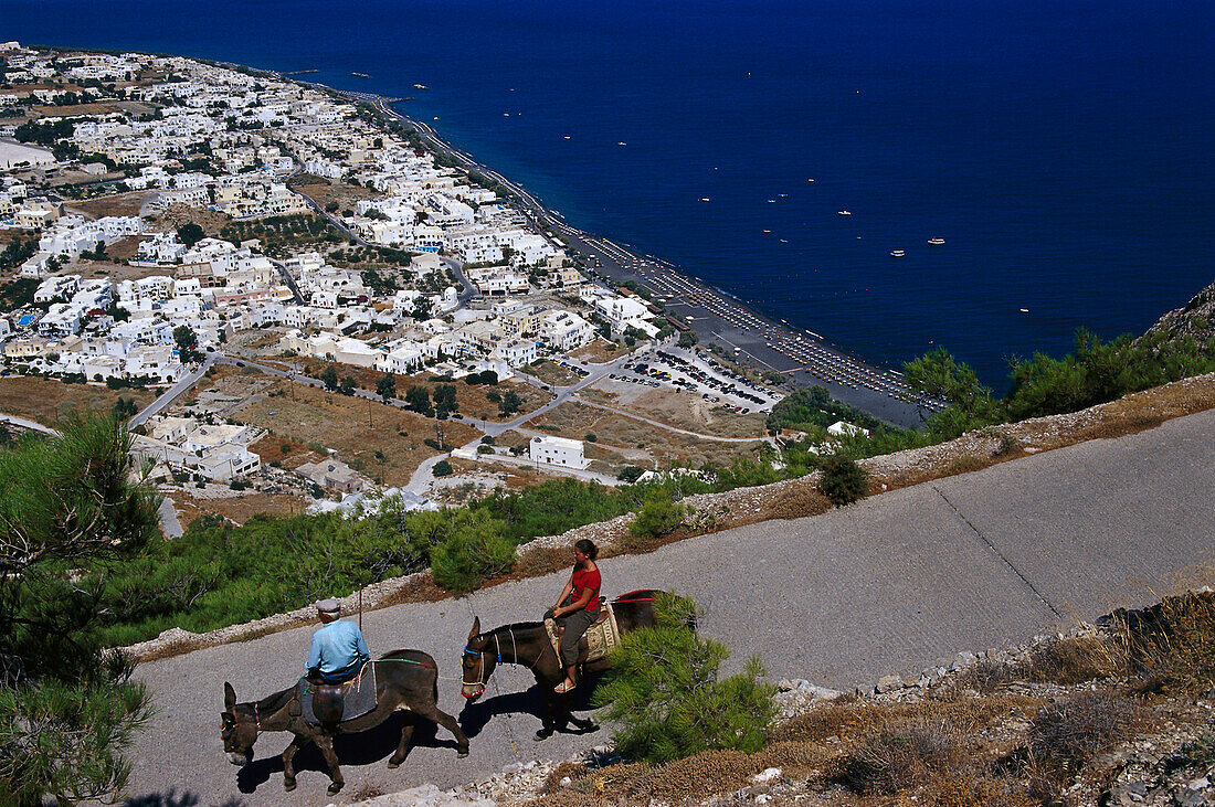 Touristen reiten auf Eseln, Santorin, Kykladen, Griechenland, Europa
