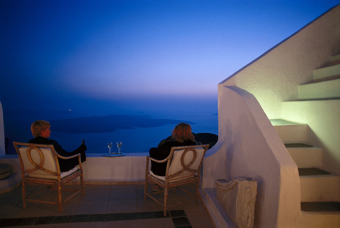Menschen auf einem Balkon am Abend, Tsitouras Collection Hotel, Firostefani, Santorin, Kykladen, Griechenland, Europa