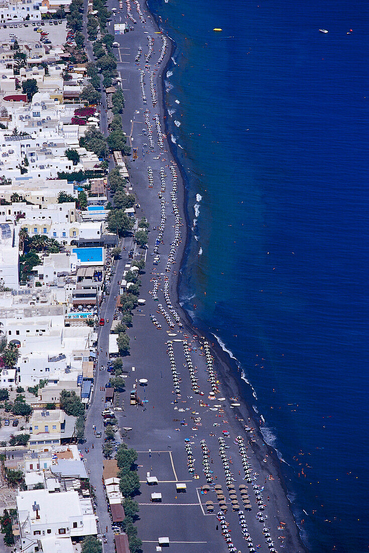 Blick von oben auf den Kamari Strand, Santorin, Kykladen, Griechenland, Europa