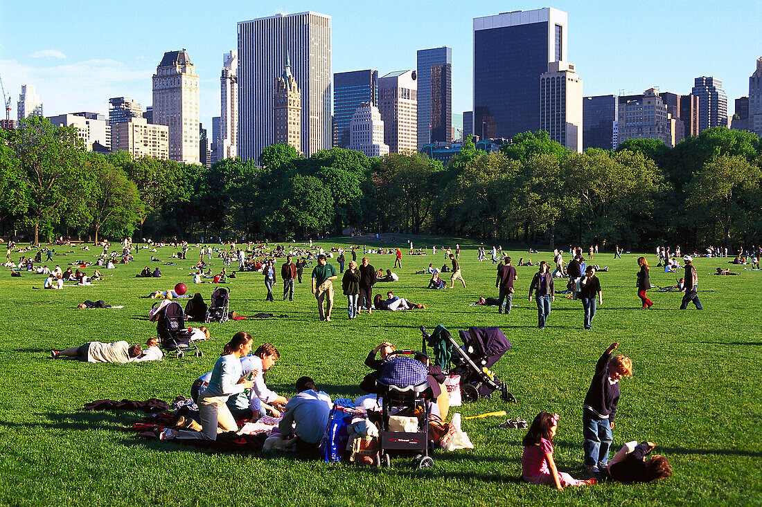 Menschen auf der Wiese im Sonnenlicht, Central Park, New York, USA, Amerika