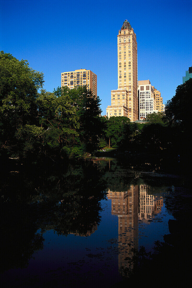 Teich im Central Park vor dem Hotel The Pierre unter blauem Himmel, Cental Park, Manhattan, New York, USA, Amerika