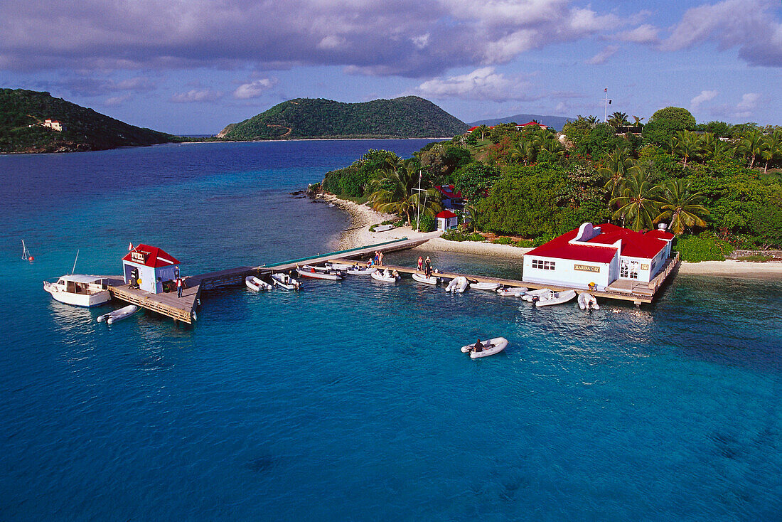 Boote an einem Steg vor einer kleinen Insel, Marina Cay, Britische Jungferninseln, Karibik, Amerika