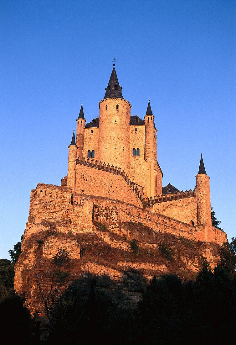 Das Schloss Alcazar unter blauem Himmel, Segovia, Kastilien, Spanien, Europa