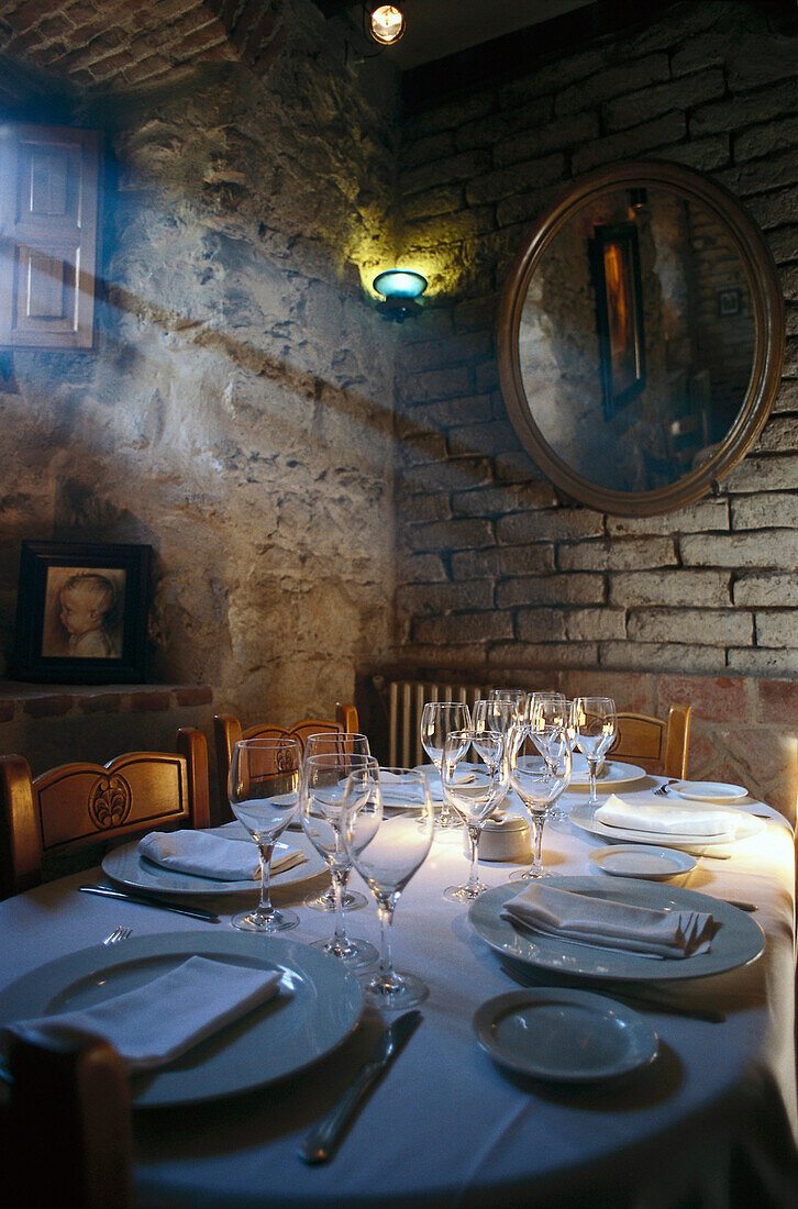 Ein gedeckter Tisch im Restaurant La Fuente de los Angeles, Villanubla, Kastilien, Spanien, Europa