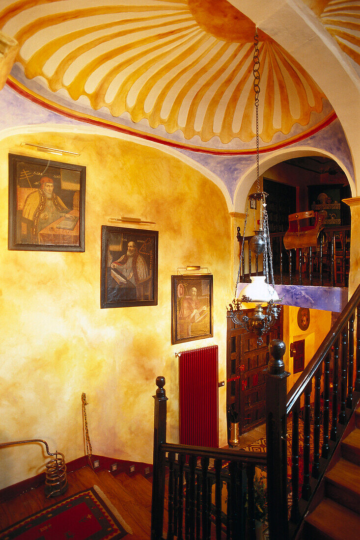 Beleuchtetes Treppenhaus in der Posada de la Casa di Abad, Ampudia, Kastilien, Spanien, Europa